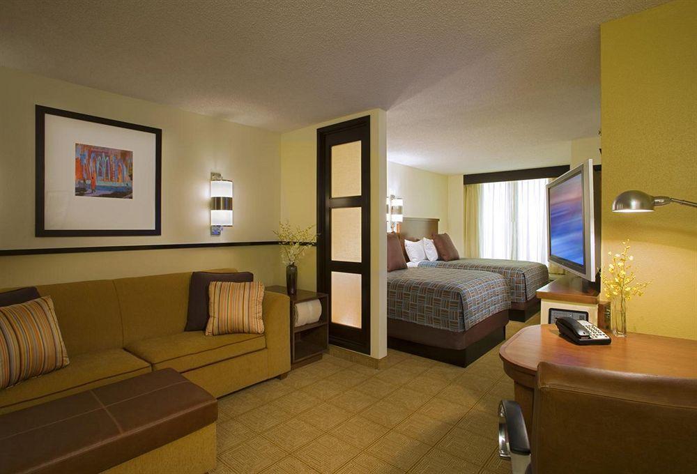 Hyatt Place Topeka Room photo